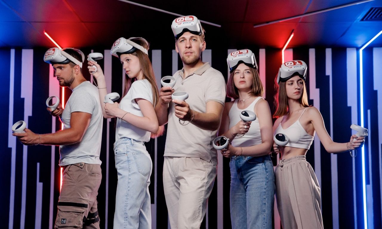 Gruppe mit VR-Brillen und Joysticks bei Another World