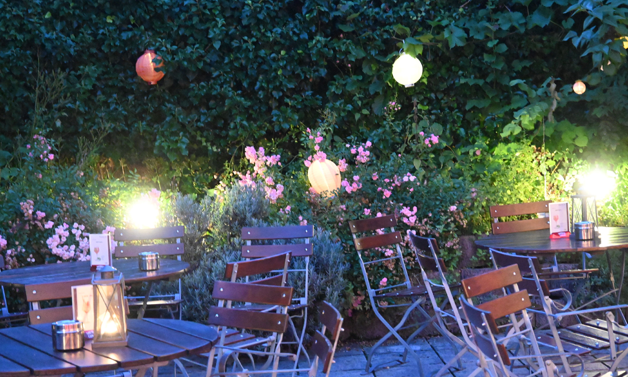 Außenbereich zum Essen und Trinken der Tanzschule Stüwe-Weissenberg