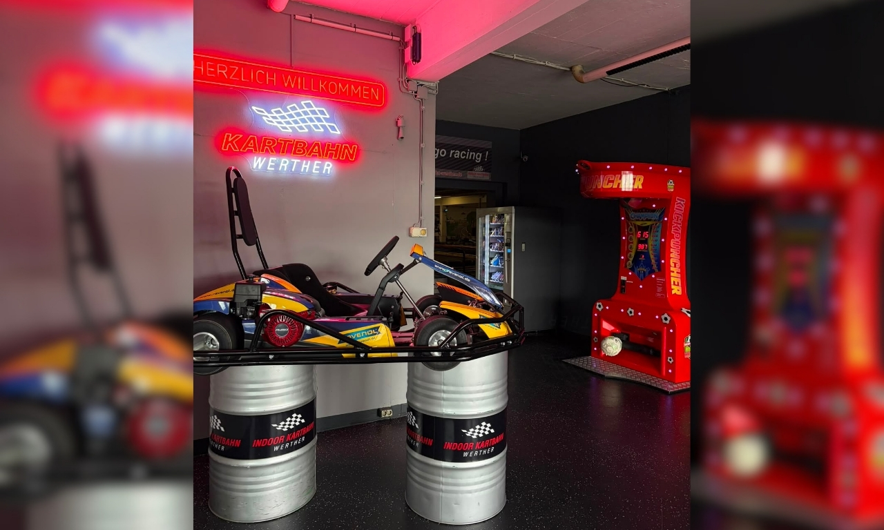 Kart-Mobil der Kartbahn Werther und Willkommensschild