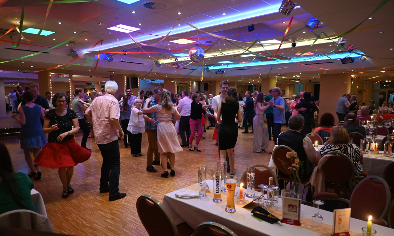 viele Leute tanzen auf der Tanzfläche in der Tanzschule Stüwe-Weissenberg