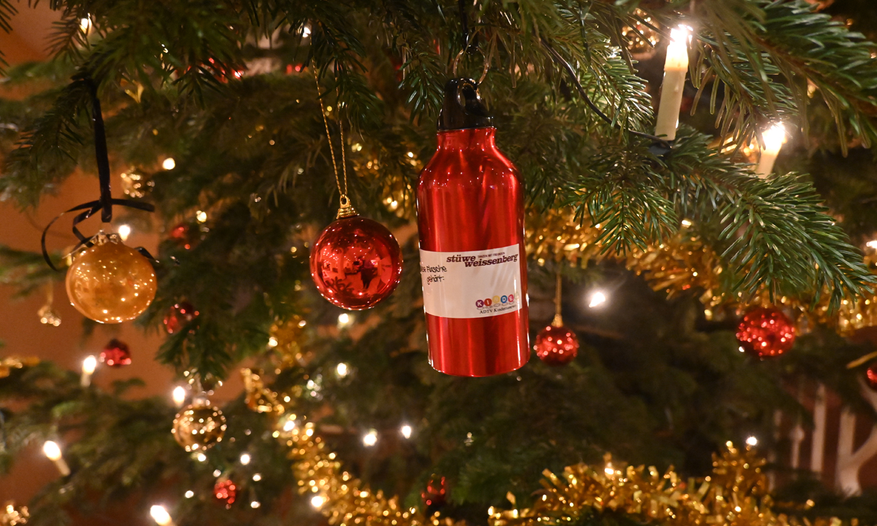 geschmückter Weihnachtsbaum der Tanzschule Stüwe-Weissenberg