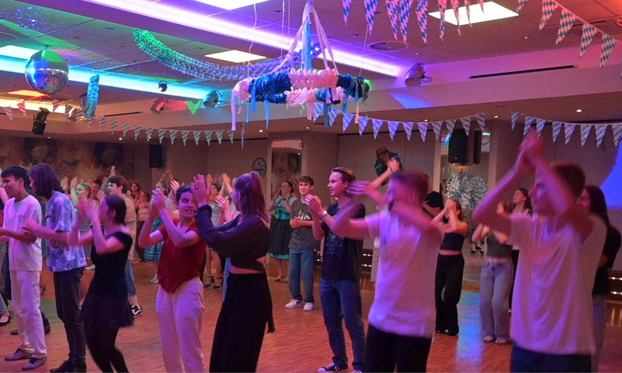 viele Leute tanzen auf der Tanzfläche in der Tanzschule Stüwe-Weissenberg