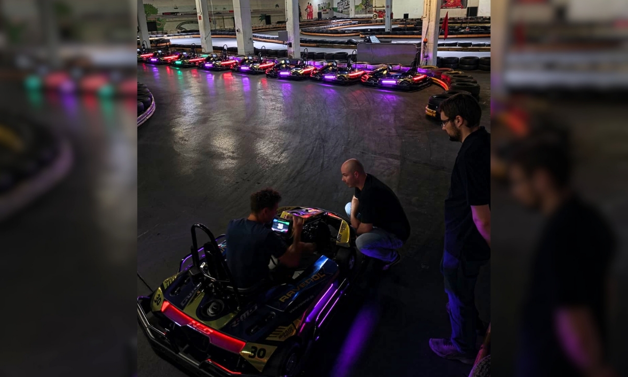 Einweisung des Personals für eine Fahrt bei Kartbahn Werther