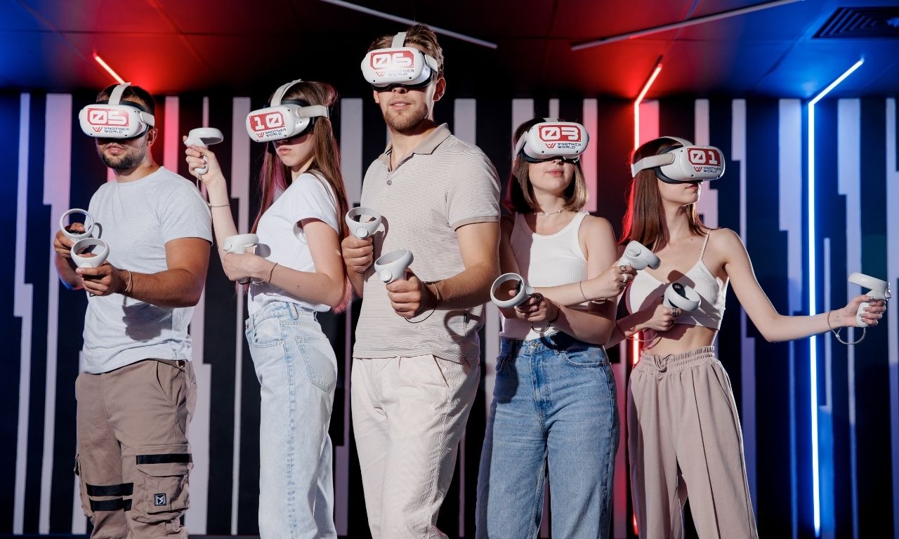 Gruppe mit VR-Brillen und Joysticks bei Another World