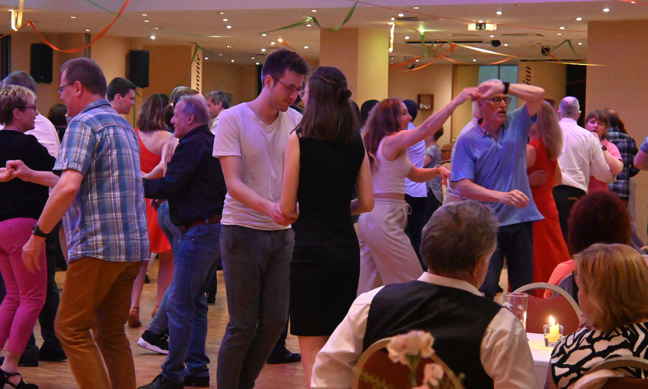 viele Leute tanzen auf der Tanzfläche in der Tanzschule Stüwe-Weissenberg