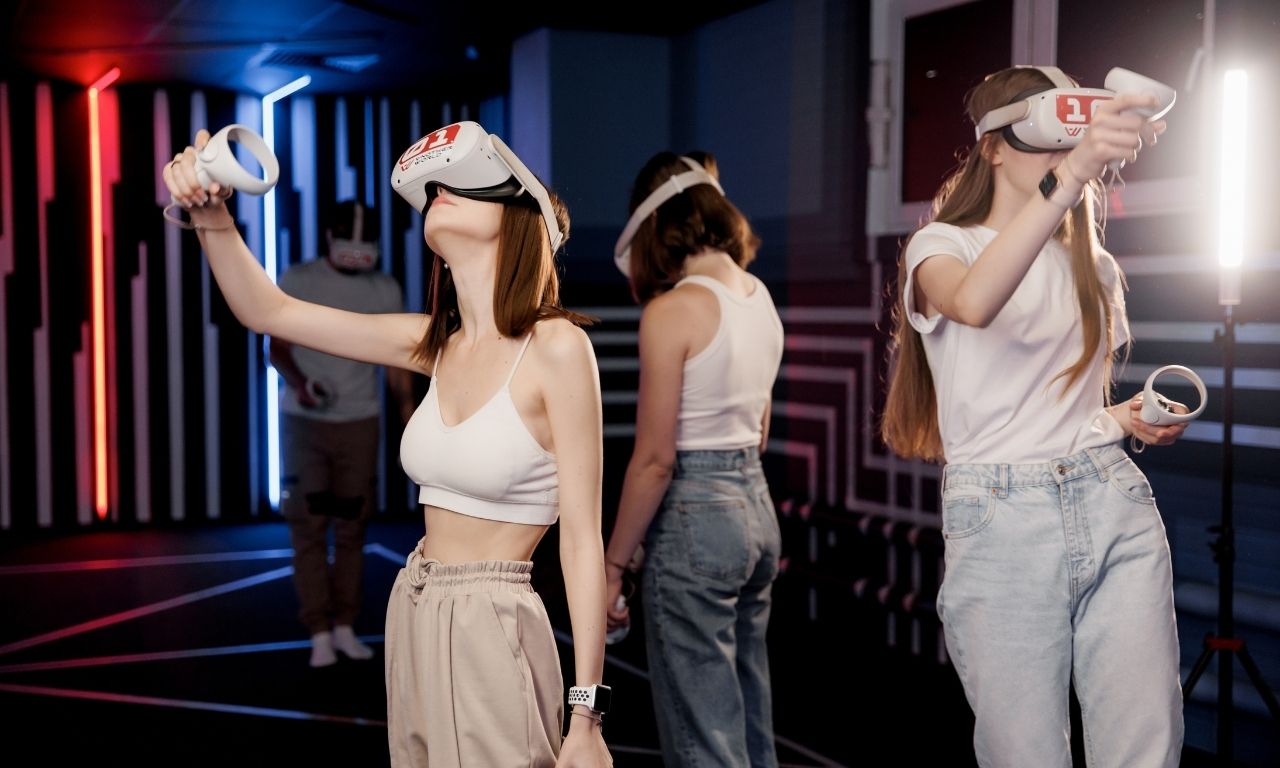 Drei Frauen spielen ein Spiel mit einer VR-Brille bei Another World