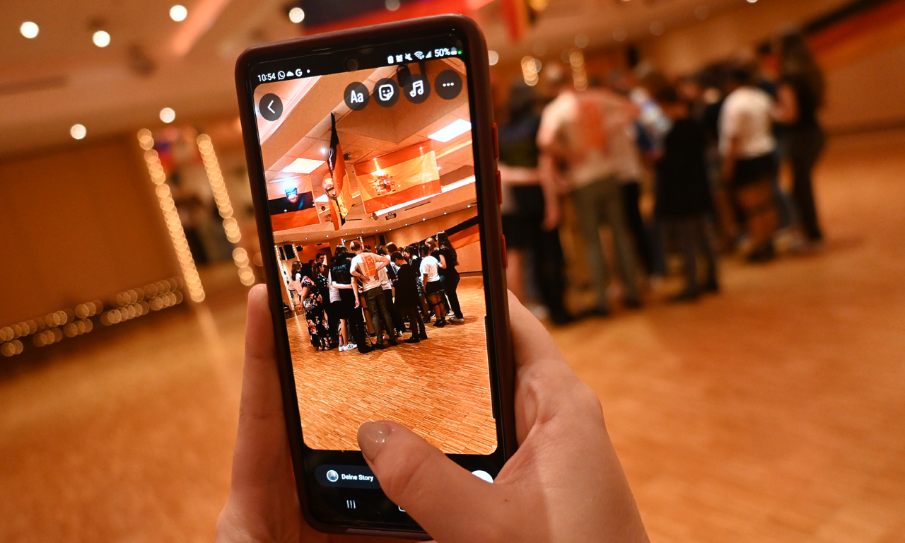 Tanzschule Stüwe-Weissenberg Bild von Tanzgruppe auf einem Smartphone