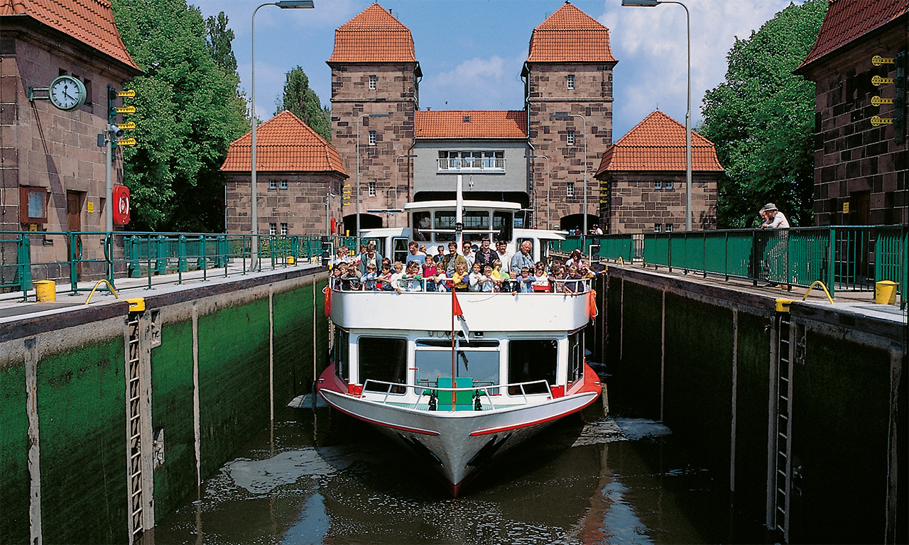 Schiff der Mindener Fahrgastschiffahrt in einer Schleuse 